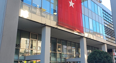 BÜYÜKŞEHİR'İN BİNALARI BAYRAKLARLA SÜSLENDİ