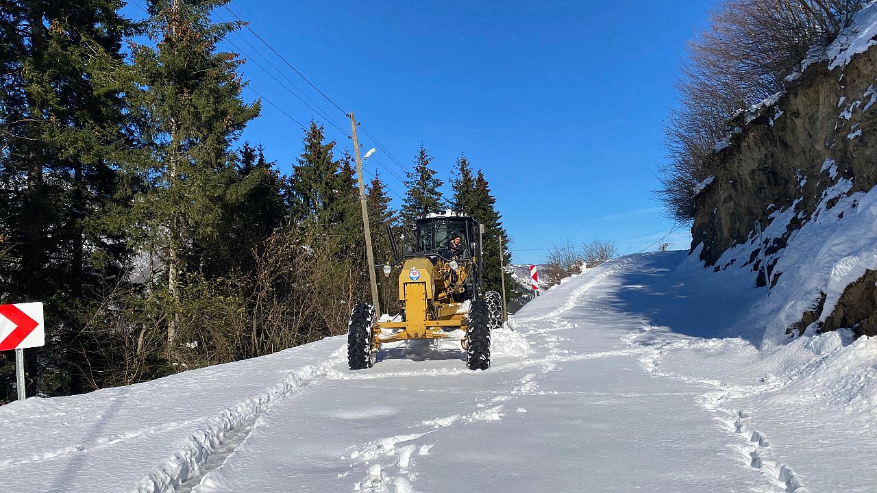 BÜYÜKŞEHİR'İN YOL KAHRAMANLARI SABAHA KADAR 84 MAHALLENİN YOLUNU AÇTI