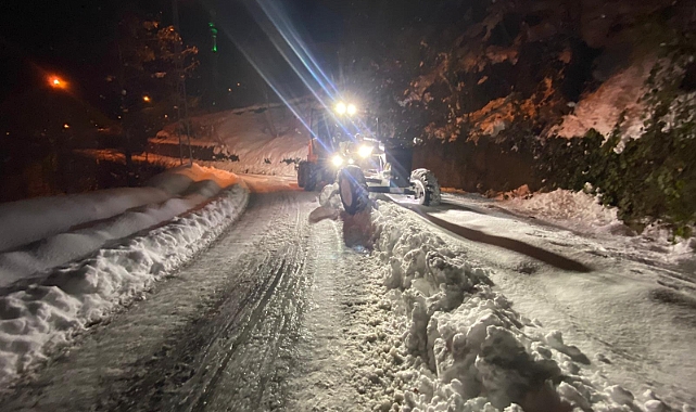 BÜYÜKŞEHİR'İN YOL KAHRAMANLARI SABAHA KADAR 84 MAHALLENİN YOLUNU AÇTI