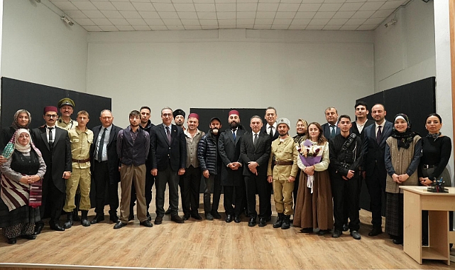 İLÇELERDE TİYATRO ŞÖLENİ SÜRÜYOR