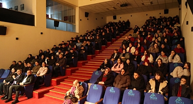 İLÇELERDE TİYATRO ŞÖLENİ SÜRÜYOR