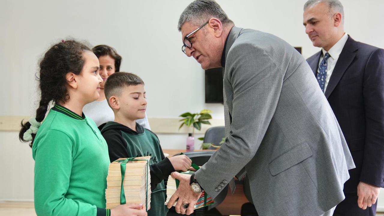 BİR KİTAP, BİN UMUT’ KAMPANYASINA DESTEKLER SÜRÜYOR