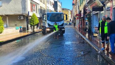 BÜYÜKŞEHİR EKİPLERİNDEN BAYRAM TEMİZLİĞİ