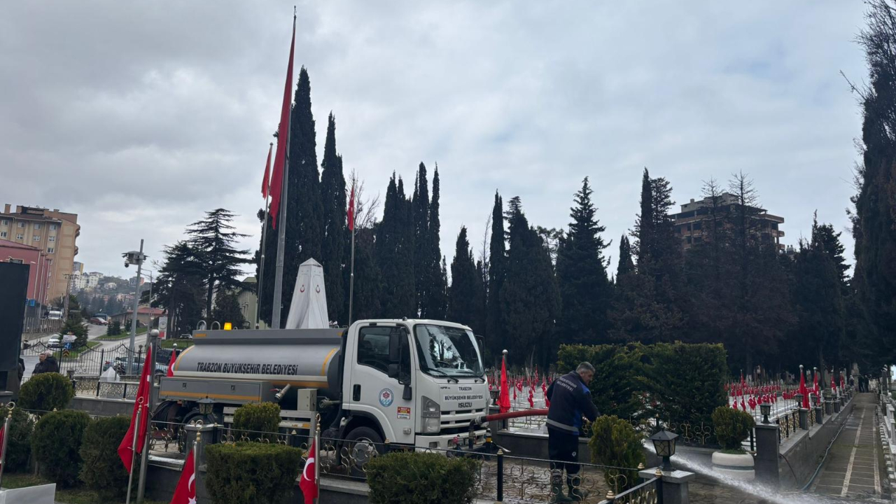 BÜYÜKŞEHİR EKİPLERİNDEN BAYRAM TEMİZLİĞİ