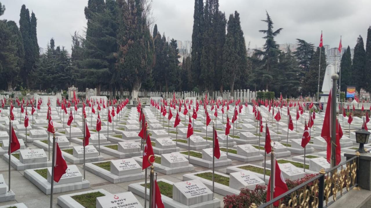 BÜYÜKŞEHİR MEZARLIKLARI BAYRAMA HAZIRLADI