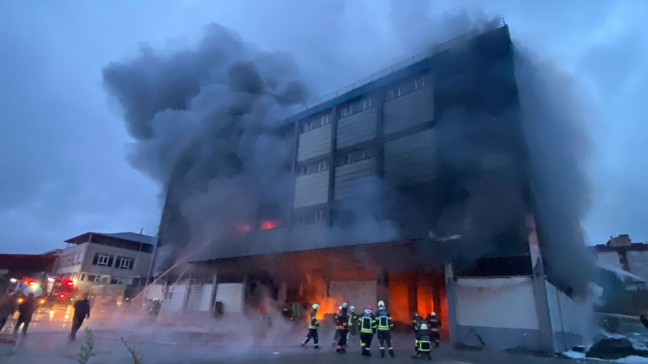 BÜYÜKŞEHİR’DEN ARSİN OSB’DEKİ YANGINA HIZLI MÜDAHALE