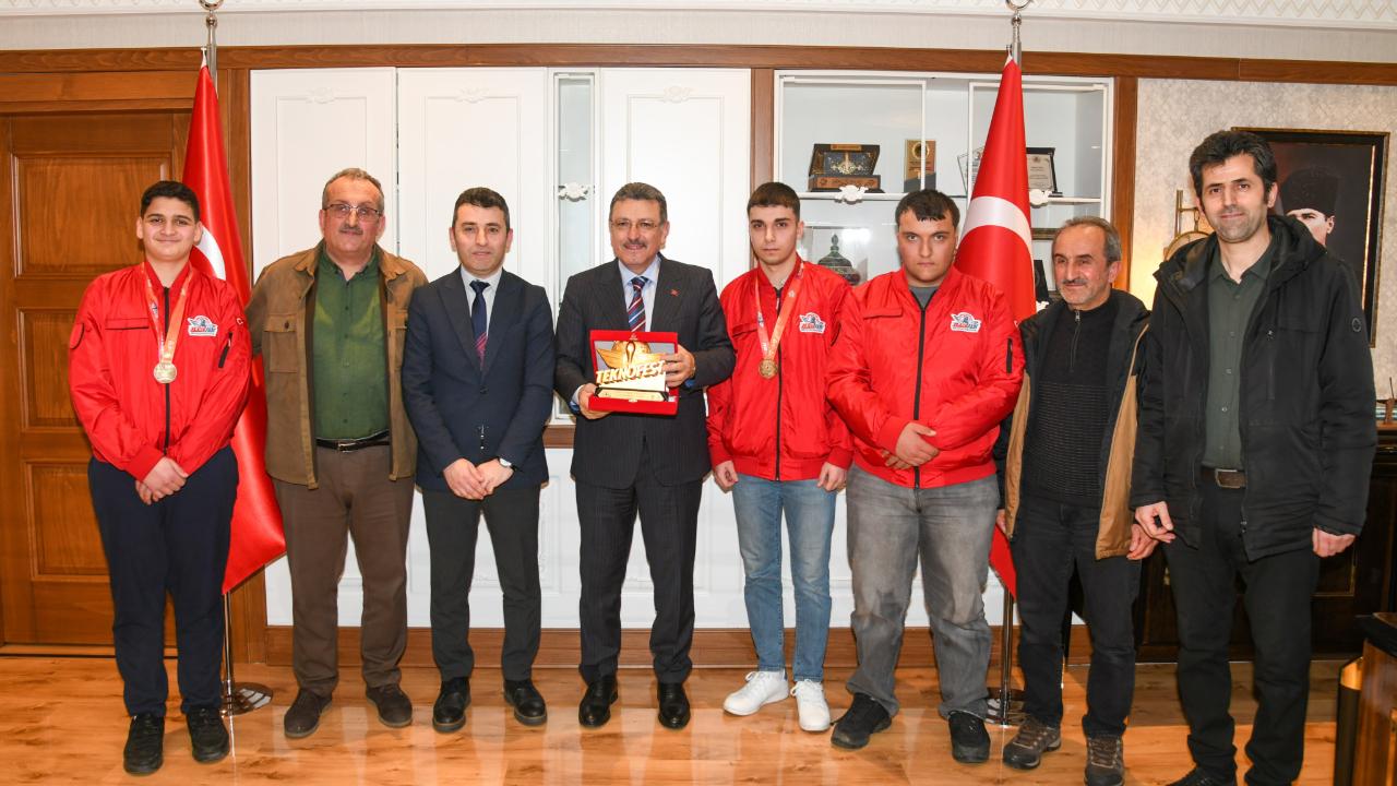 TEKNOFEST ŞAMPİYONLARINDAN BAŞKAN GENÇ’E ZİYARET