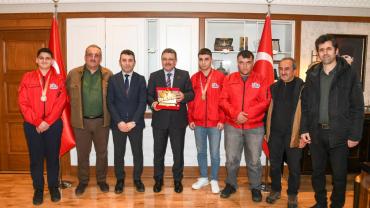 TEKNOFEST ŞAMPİYONLARINDAN BAŞKAN GENÇ’E ZİYARET