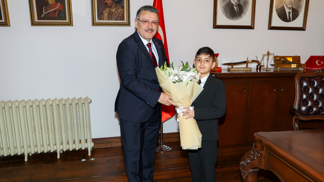 BAŞKAN GENÇ, KOLTUĞUNU MİNİK HAMZA’YA DEVRETTİ