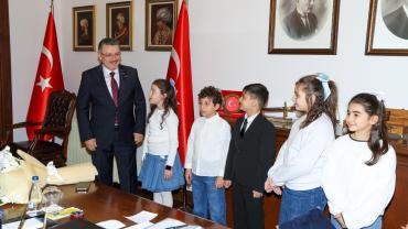 BAŞKAN GENÇ, KOLTUĞUNU MİNİK HAMZA’YA DEVRETTİ