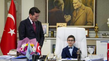 BAŞKAN KAYA, 23 NİSAN’DA KOLTUĞUNU EMİN ARMAN’A DEVRETTİ