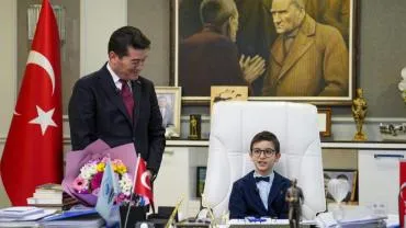 BAŞKAN KAYA, 23 NİSAN’DA KOLTUĞUNU EMİN ARMAN’A DEVRETTİ