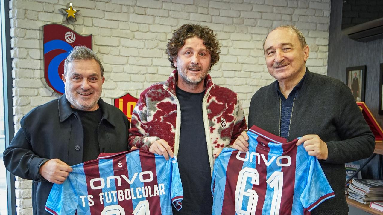 Eski Başkanımız Özak ve Trabzonsporlu Profesyonel Futbolcular Derneği’nden Teknik Direktörümüz Tekke’ye Ziyaret Eski Başkanımız Faruk Nafiz Özak ile Trabzonsporlu Profesyonel Futbolcular Derneği Başkanı Serdar Bali ve yönetim kurulu üyeleri, Teknik Direk