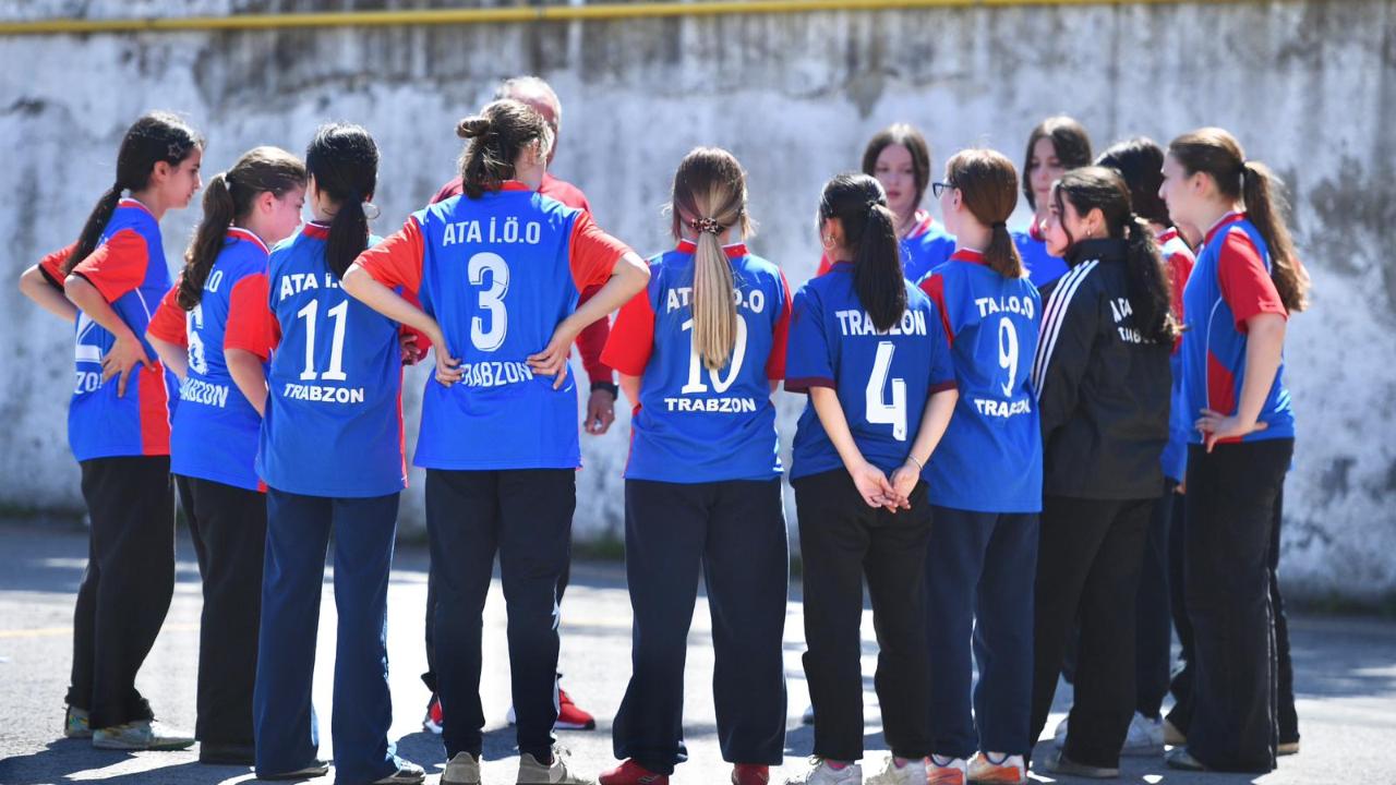 FUTSAL ŞAMPİYONU ATA ORTAOKULU’NA MALZEME DESTEĞİ SAĞLADI