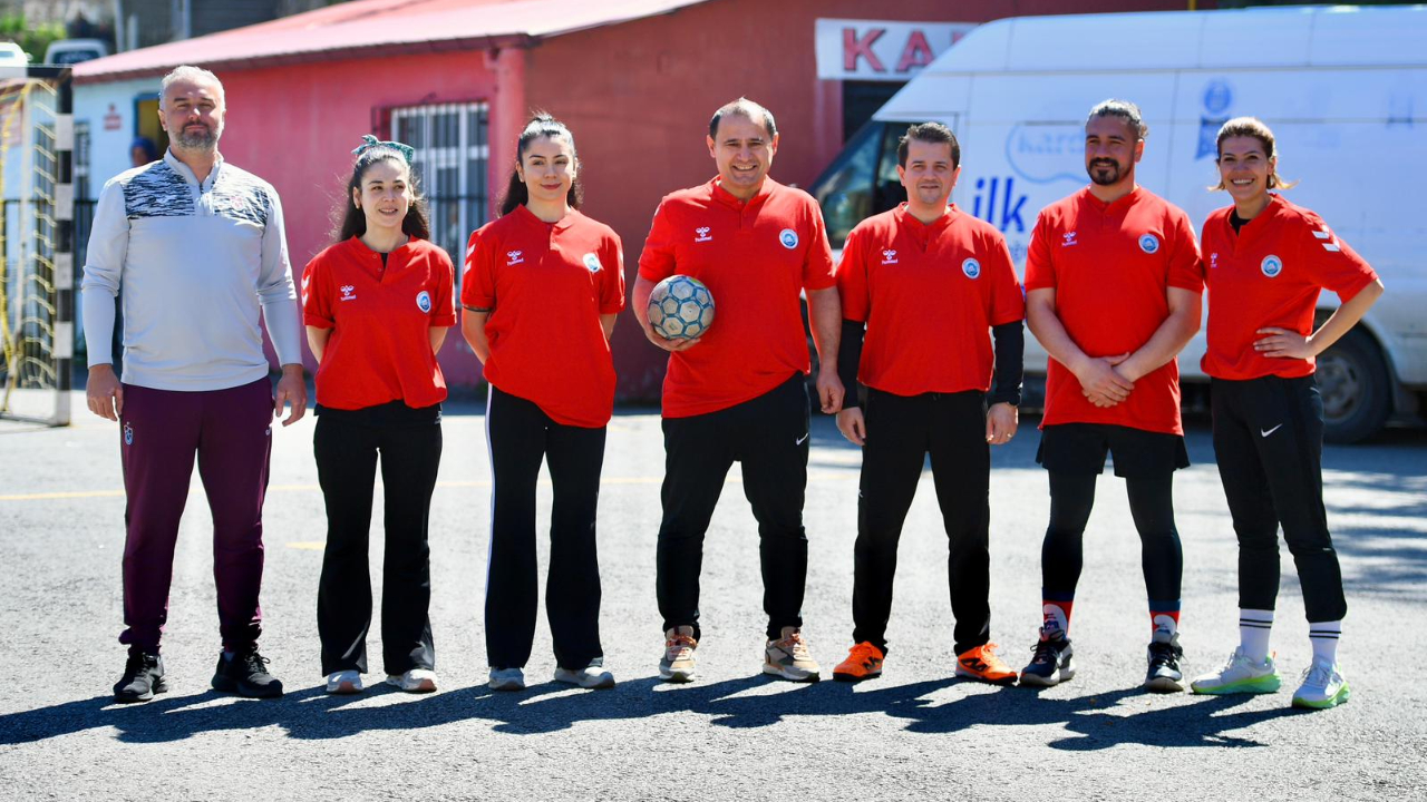 FUTSAL ŞAMPİYONU ATA ORTAOKULU’NA MALZEME DESTEĞİ SAĞLADI