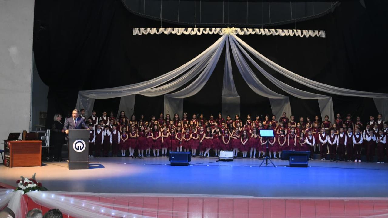 KOCA YÜREKLİ MİNİKLERE BAŞKAN GENÇ’TEN ALKIŞ