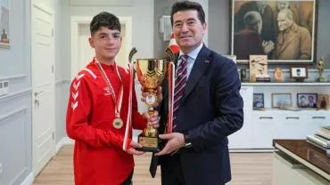 TÜRKİYE ŞAMPİYONU GENÇLER, BAŞKAN KAYA’YI ZİYARET ETTİ