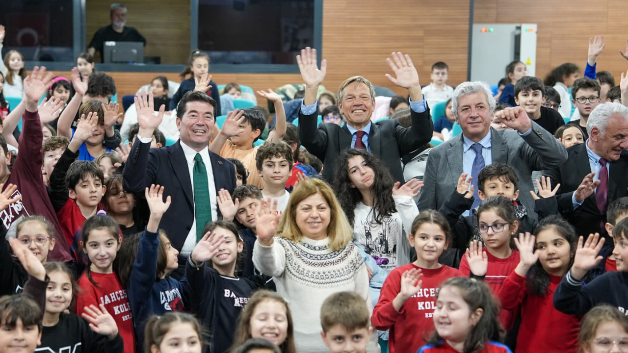 BAŞKAN KAYA’YA ÇOCUKLARDAN SEVGİ SELİ