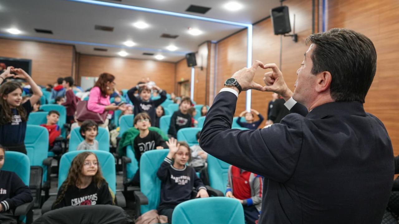 BAŞKAN KAYA’YA ÇOCUKLARDAN SEVGİ SELİ