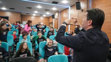 BAŞKAN KAYA’YA ÇOCUKLARDAN SEVGİ SELİ