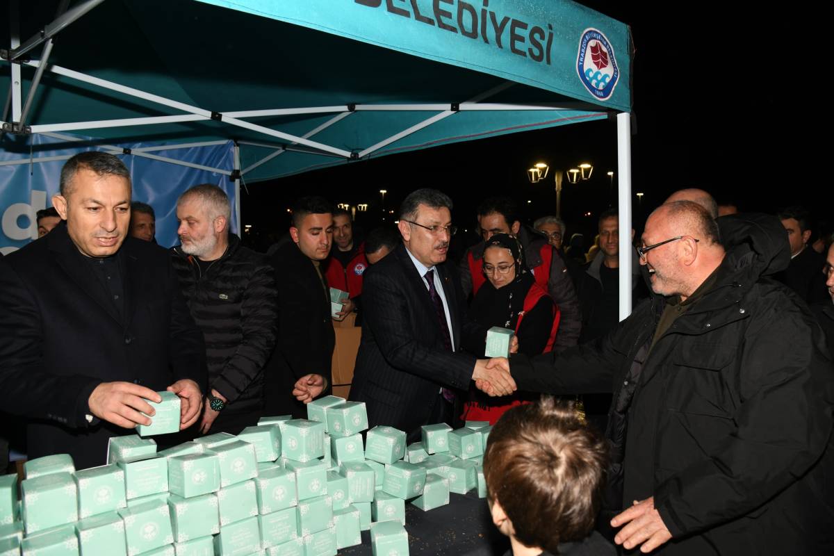 BAŞKAN GENÇ’TEN KADİR GECESİ’NDE KANDİL SİMİDİ İKRAMI