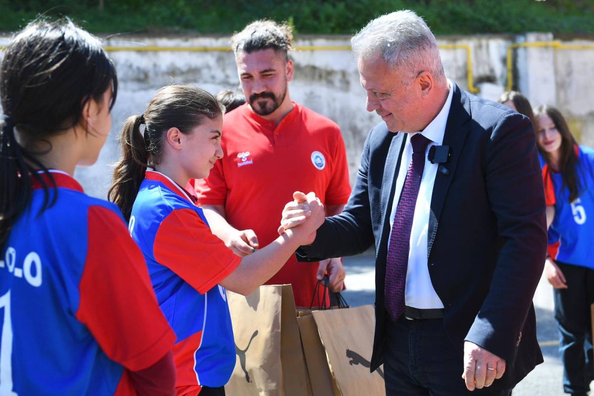FUTSAL ŞAMPİYONU ATA ORTAOKULU’NA MALZEME DESTEĞİ SAĞLADI